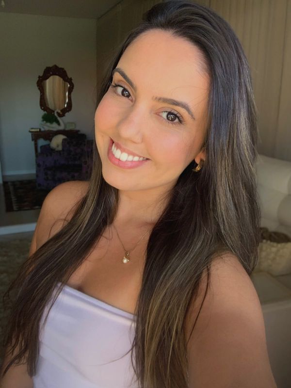 Larissa Moraes sorrindo